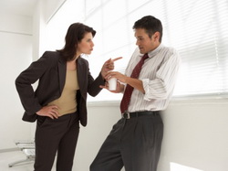 Ссора мужчины и женщины в офисе