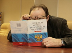 Мужчина внимательно читает книгу