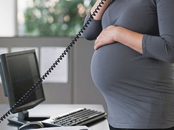 Беременная девушка говорит по телефону