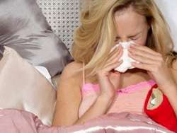 Девушка болеет гриппом