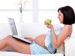 Беременная девушка и яблоко