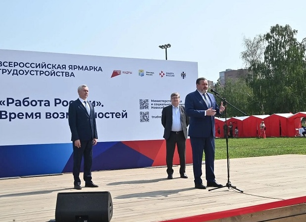 В Новосибирске прошла Всероссийская ярмарка трудоустройства — работу ищут и школьники, и опытные специалисты